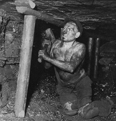 Bergmann beim Stempelsetzen, ca. 1950