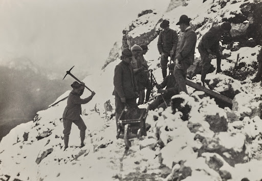 Italian Alpine troops at work on Monte Nero