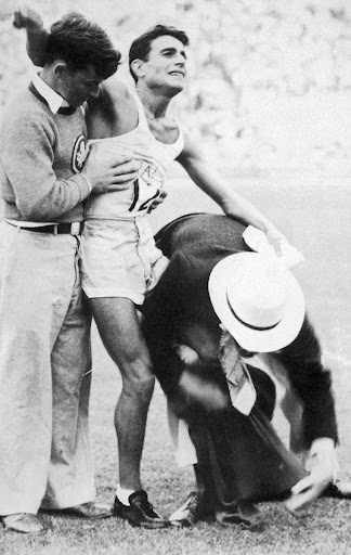 Los Angeles 1932 - Juan Carlos ZABALA (ARG) 1e, épuisé, soutenu pour être habillé