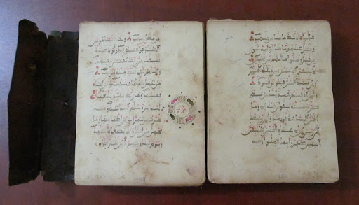 Pages d'un Coran relié