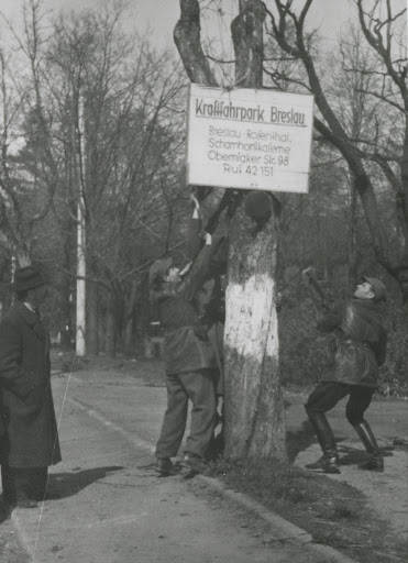 Removing German signs in Szczytnicki Park in Wrocław