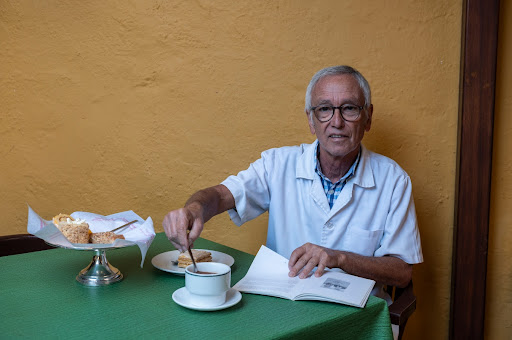 Ángel Luis disfrutando de los dulces