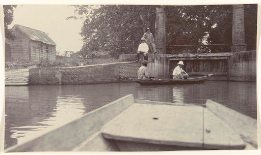 Theodoor Brouwers en arbeiders bij sluis op plantage Accaribo te Suriname