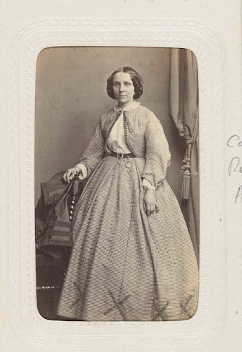 Studioportret van een vrouw in een bolle ruitjes rok met bijpassend vest