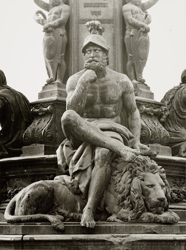 Munich: Max Monument, Monument to King Maximilian II.