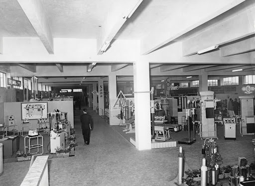 Interno del padiglione degli apparecchi e materiale odontoiatrico-sanitario alla Fiera Campionaria di Milano del 1952