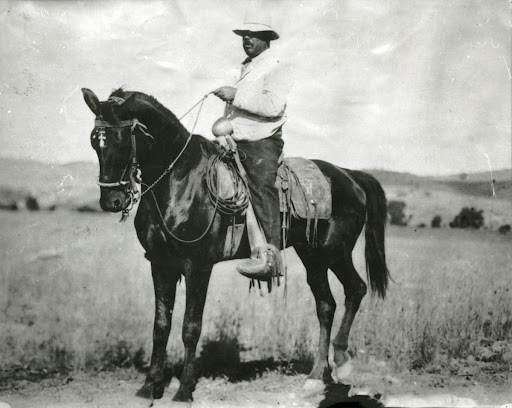 Pancho Villa montando a caballo.