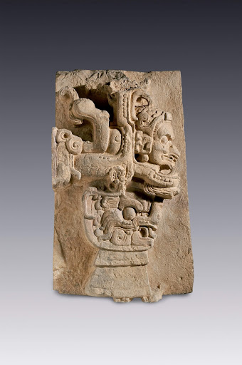 Panel con la imagen de una serpiente de fauces abiertas de la que surge una entidad sobrenatural