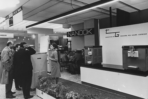 Interno del padiglione impianti e attrezzature per bar e negozi alla Fiera Campionaria di Milano del 1966