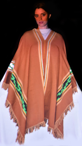 Poncho con motivo verde, proyección en una modelo