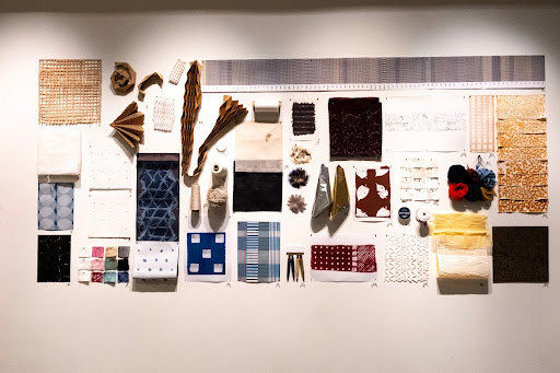 Peças e composições têxteis na parede da mostra ‘NUNO – Poéticas têxteis contemporâneas’.