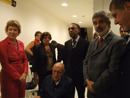 Gilberto Gil, Oscar Niemeyer, Ana Maria Niemeyer, Marta Suplicy e Godofredo Pinto durante inauguação do Teatro Popular de Niterói