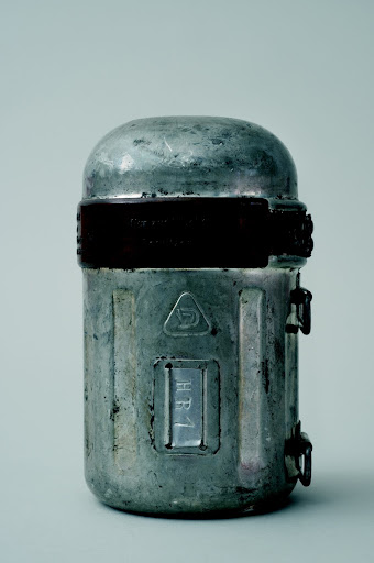 Self-rescuer (breathing apparatus)