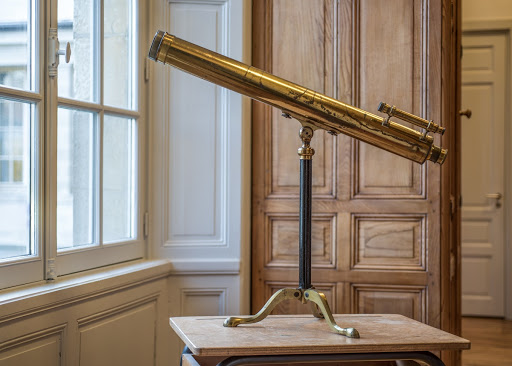 Astronomical and terrestrial telescope