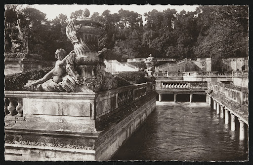 Carte postale de Nîmes. Les jardins de la Fontaine Verso