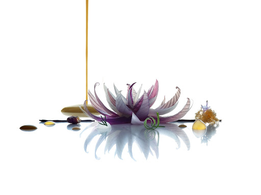 Onion flower with comte cheese, walnuts, walnut bread and curry-caramelised walnuts