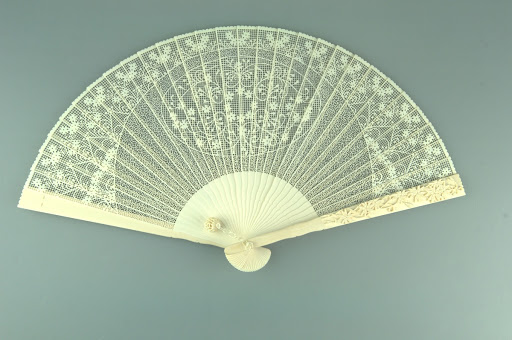 现代全面细拉花卉象牙折扇