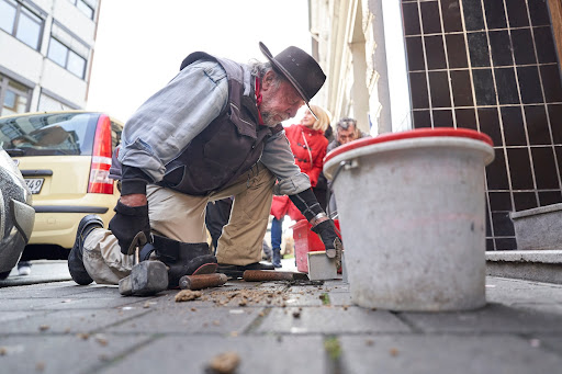 Der Künstler Gunter Demnig verlegt Stolpersteine