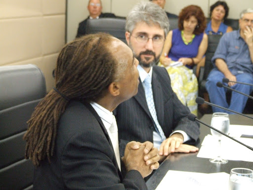 Ministro da Cultura Gilberto Gil e Demian Fiocca, então presidente do BNDES (Banco Nacional de Desenvolvimento Econômico e Social), em solenidade para o anúncio dos vencedores do edital do Programa de Apoio a Projetos de Preservação de Acervos patrocinado pelo BNDES