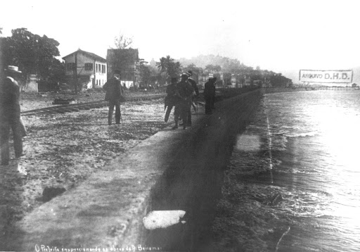 Pereira Passos inspecionando os danos causados pela ressaca de 1906.