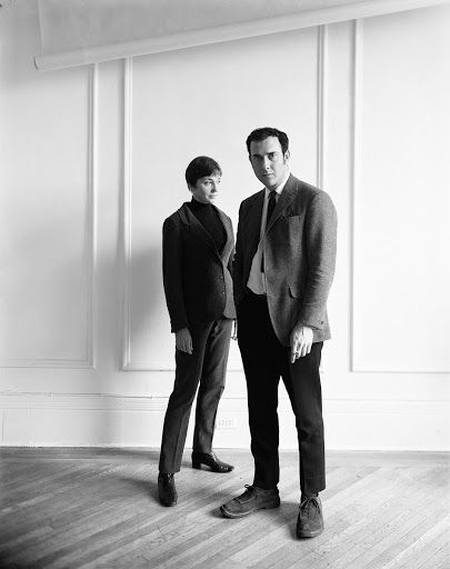 O dramaturgo inglês Harold Pinter e a atriz Vivien Merchant em matéria para a Harper’s Bazaar