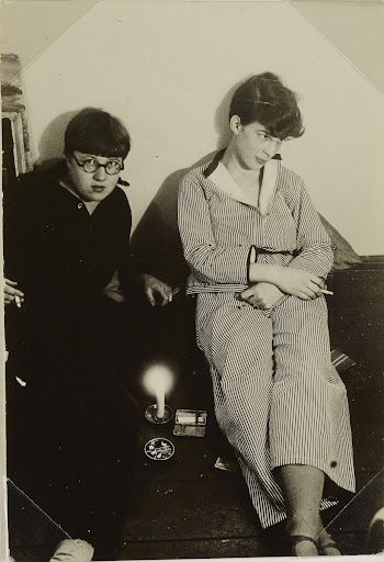 o. T. (Elsa Franke und unbekannte Person, rauchend im Bauhaus Dessau)