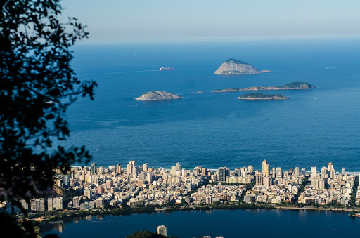 Vista do Bairro de Ipanema com Ilhas Cagarras ao fundo através de folhagens