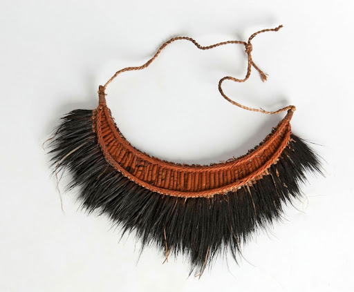 Headdress of cassowary feathers for married men