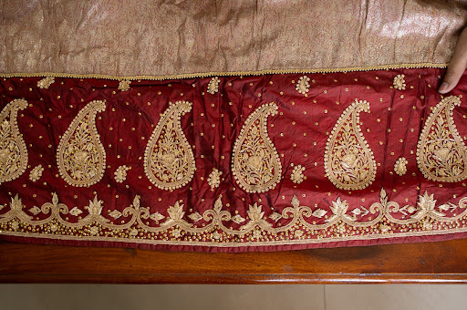 बनारसी ब्रोकेड लहँगे की ज़रदोज़ीदार किनारी