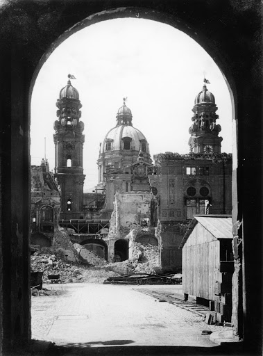 Zerstörte Residenz und Theatinerkirche