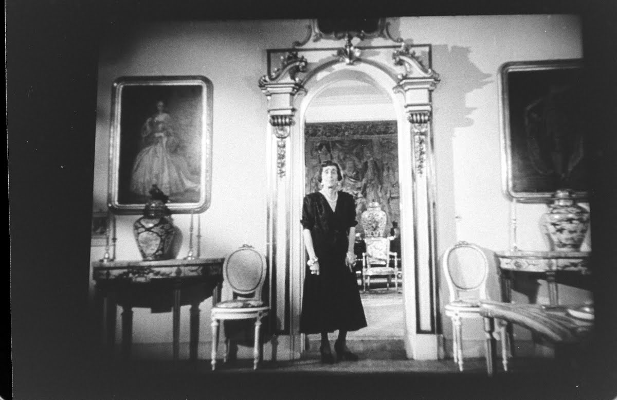 Movie - "Gold From Naples" - Off Screen