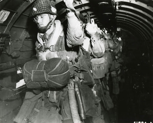 Parachutistes américains s'apprêtent à sauter en arrière des plages du secteur d'Utah.