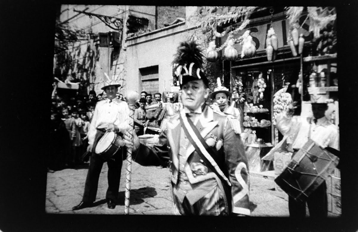 Movie - "Gold From Naples" - Off Screen