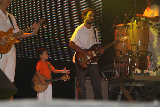 O guitarrista Sérgio Chiavazzoli, Bem Gil e Bento Gil, filho e neto de Gilberto Gil, durante show de Réveillon do ano de 2008 em Fortaleza