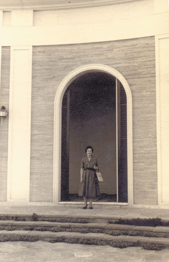 Ema Klabin in front of the garden facade in Portugal street house