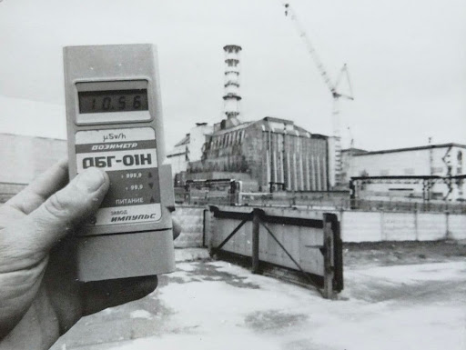 Dosimter with radiation background readings