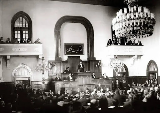 4- Mustafa Kemal Paşa TBMM'de Nutuk'u okurken, Ankara, 15-20 Ekim 1927.