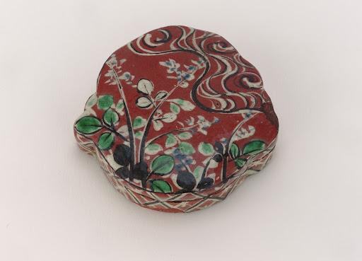 Kezan-style incense container with design of Tama River at Yaji