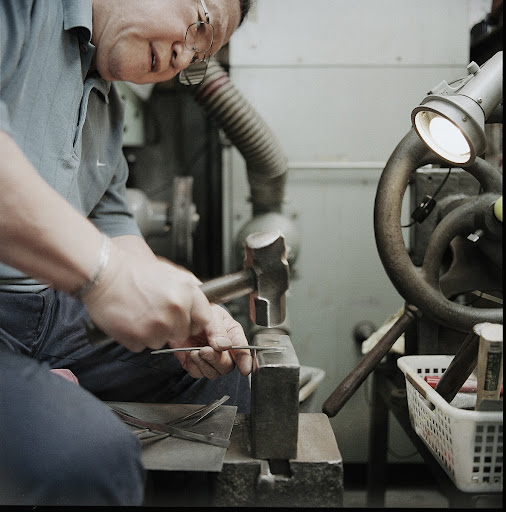 本手打ち毛抜き 《叩きの作業》