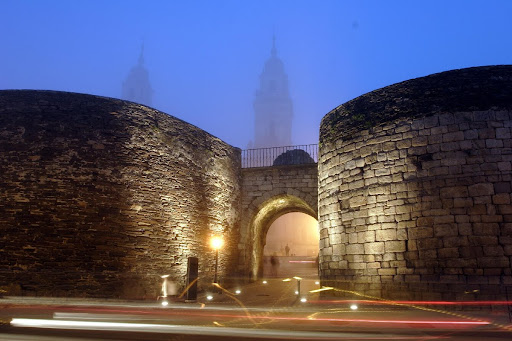 Gate of Santiago in the Roman Wall of Lugo with the Cathedral to the bottom . The wall is the most impressive testimony left by the Romans in Galicia. A city wall, two thousand years old, with a perimeter of little more thas 2 kilometers. In 2001 it was d