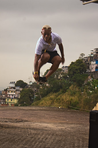 Dançarino realiza passinho de dança no ar