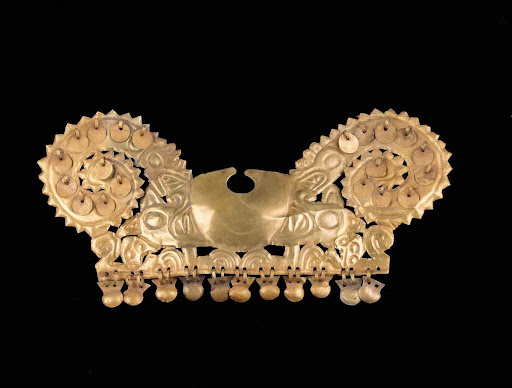 Gold nose ornament that represents snakes and a rampant feline ML100751