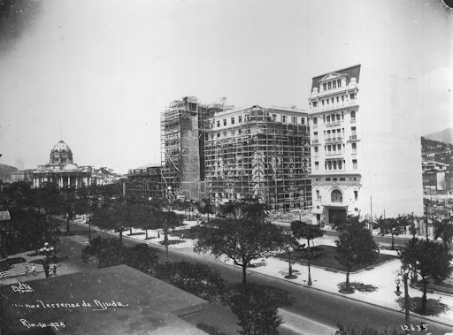 Aspecto da Praça Floriano, com a construção de prédios da Cinelândia ao fundo.