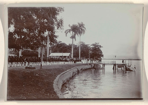 Het laatste saluut aan gouverneur Cornelis Lely bij zijn afscheid als gouverneur van Suriname (1902-1905)