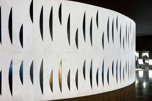 Relevo em mármore branco e granito preto, Câmara Mortuária, Memorial JK