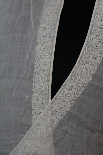 अंगरखे की बारीक चिकनकारी