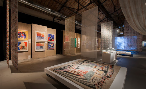 Allestimento mostra, "Tra Arte e Moda", sezione "Nostalgia del futuro nei tessuti d'artista del Dopoguerra"