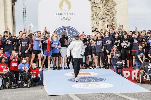 Paris 2024, Préparation des JO, 2021 – Marathon pour tous. Au centre, Eliud KIPCHOGE (KEN