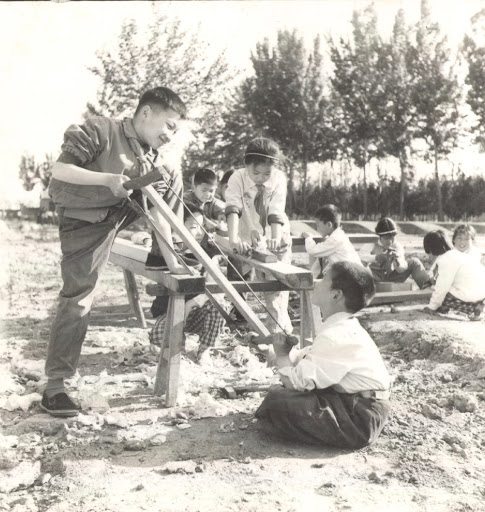 学生学习木艺照片