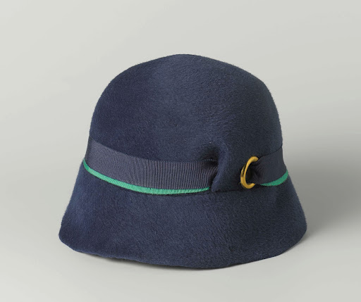 Cloche van blauw haarvilt met een dubbele ripsband in groen en blauw